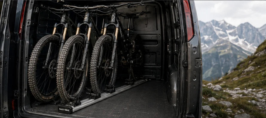 Trois VTT installés sur un rail Rack'n'Bike à l'arrière d'un utilitaire