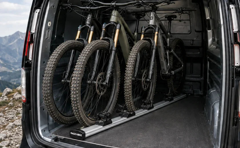 Trois VTT installés sur le Rack'n'Bike Standard à l'arrière d'un utilitaire