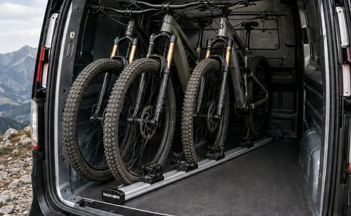 Trois VTT installés sur le Rack'n'Bike Standard à l'arrière d'un utilitaire